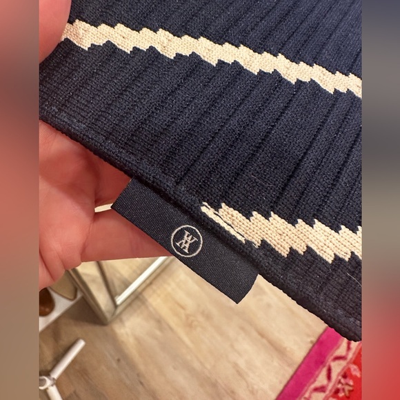 Stylish Navy Crossbody Bag - Picture 3 of 8